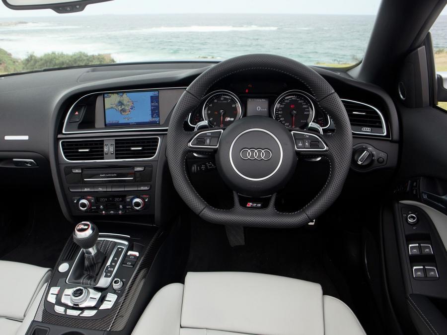 Торпедо Audi RS5 Cabriolet 2013 года  (AU) (фото 16 из 19)